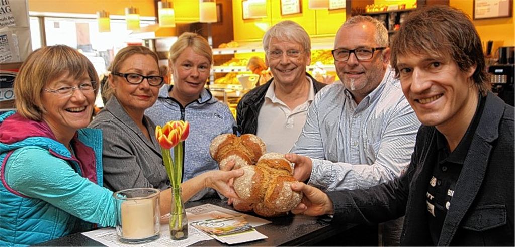 Dreierbündnis: die Vertreter des Projekts Familienherberge Lebensweg (v. li.) Karin Eckstein, Karin Engel, Sabine Schüle und Dr. Udo Beller mit Dürrmenzbäcker Hans-Dieter Slobodkin und dem Namensgeber des Kienle-Laibles, dem Welt- und Europameister im Triathlon, Sebastian Kienle.