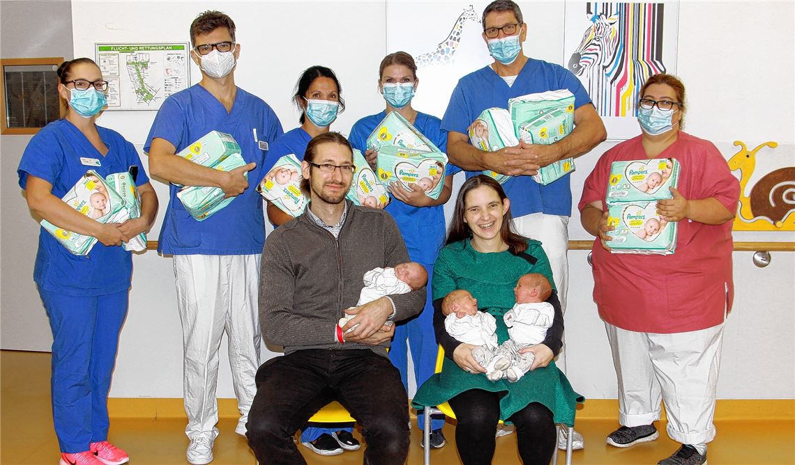 Dreifacher Kindersegen: Das Helios-Hebammen- und -Ärzteteam freut sich zusammen mit den Eltern über die komplikationslose Geburt der Drillinge Aron, Thea und Ronja. Foto: privat