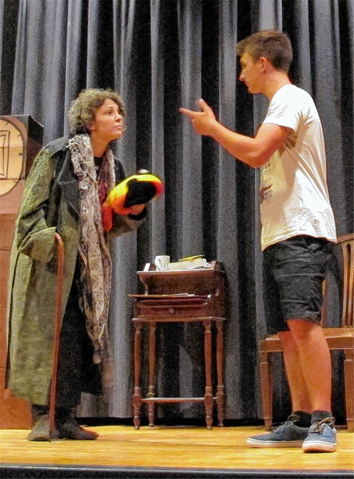 Dreimal Theater am THG: Die jüngere „English Drama Group“ entführt das Publikum auf eine Pirateninsel (li.), während die älteren Kameraden in ihrer Gruselkomödie in „transsylvanischem Englisch“ brillieren (Mitte). Ein ernstes Stück zum Thema Mobbing zeigt die Deutsch Theater AG.