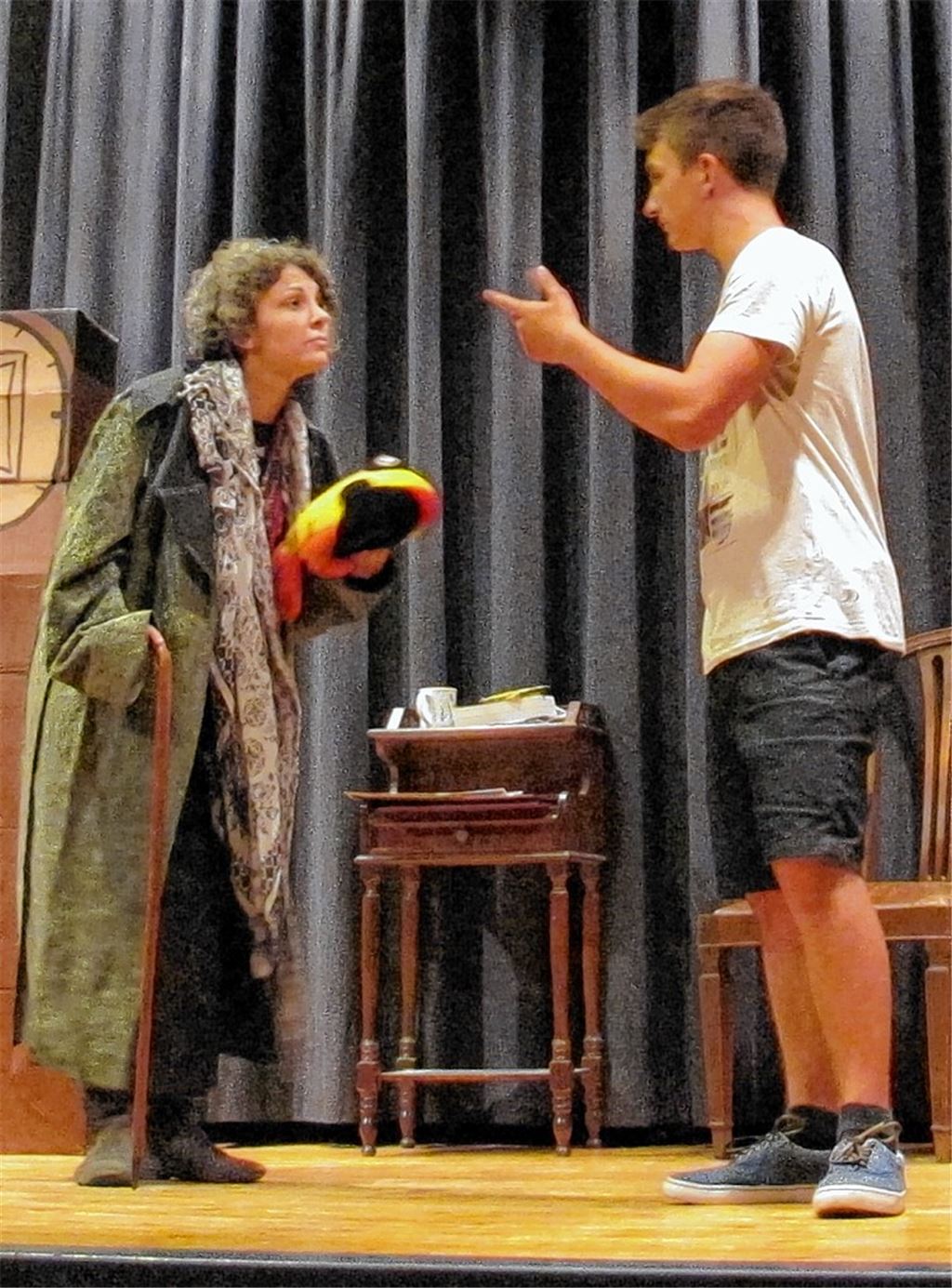 Dreimal Theater am THG: Die jüngere „English Drama Group“ entführt das Publikum auf eine Pirateninsel (li.), während die älteren Kameraden in ihrer Gruselkomödie in „transsylvanischem Englisch“ brillieren (Mitte). Ein ernstes Stück zum Thema Mobbing zeigt die Deutsch Theater AG.