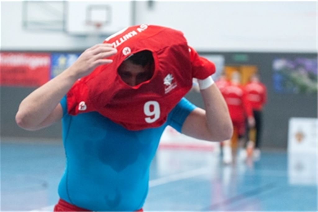 Dreimal müssen die Knittlinger im November noch das rote Trikot anziehen, dann steht fest, ob sie in der Aufstiegsrunde mitmischen dürfen. Foto: Fotomoment