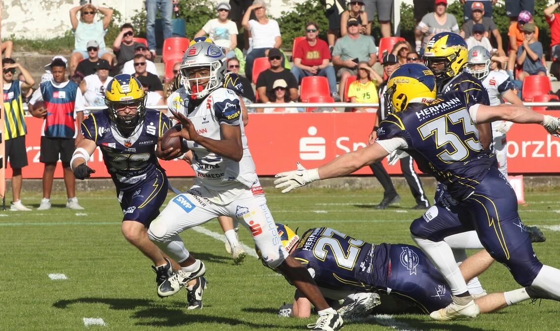 Drequan Harris macht den Touchdown zur 6:0-Führung für die Pforzheim Wilddogs. Am Ende gewinnen die Hausherren mit 21:8. Foto: Jürgen Keller
