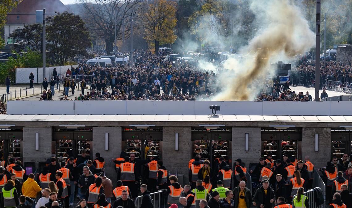 Dresdner Anhänger zünden Pyro vor dem Hertha-Spiel vor dem Olympiastadion