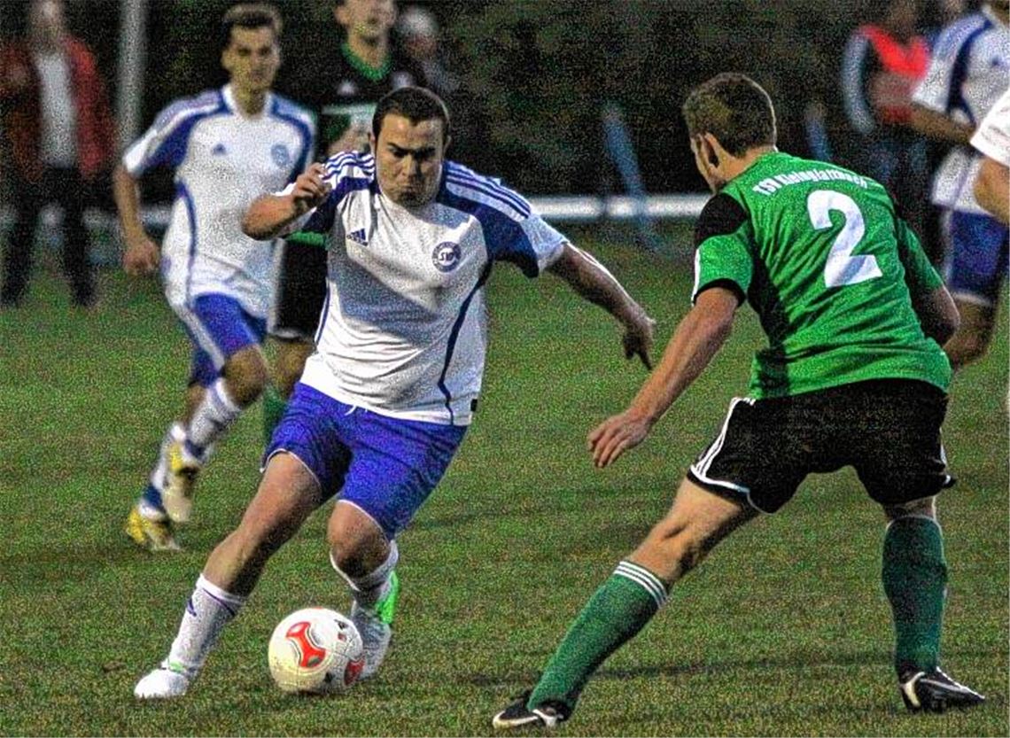 Dribbling unter Flutlicht: der trickreiche Tobias Häfner (li.) sorgt unablässig für Wirbel in der Kleinglattbacher Abwehr. Foto: Eigner