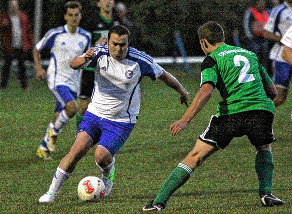 Dribbling unter Flutlicht: der trickreiche Tobias Häfner (li.) sorgt unablässig für Wirbel in der Kleinglattbacher Abwehr. Foto: Eigner