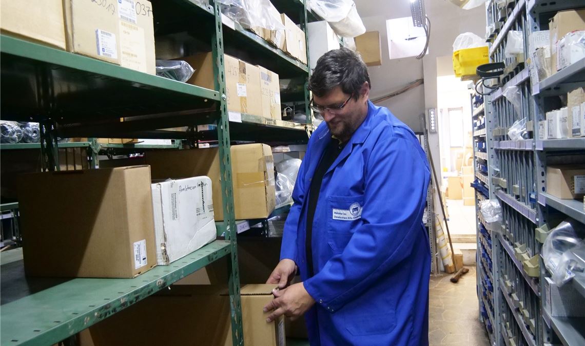 Dringend benötigte Ersatzteile fehlen: Timo Gerstel, Innungsmeister des Kraftfahrzeuggewerbes, sieht schwere Zeiten auf Händler und Kunden zukommen. Foto: Friedrich