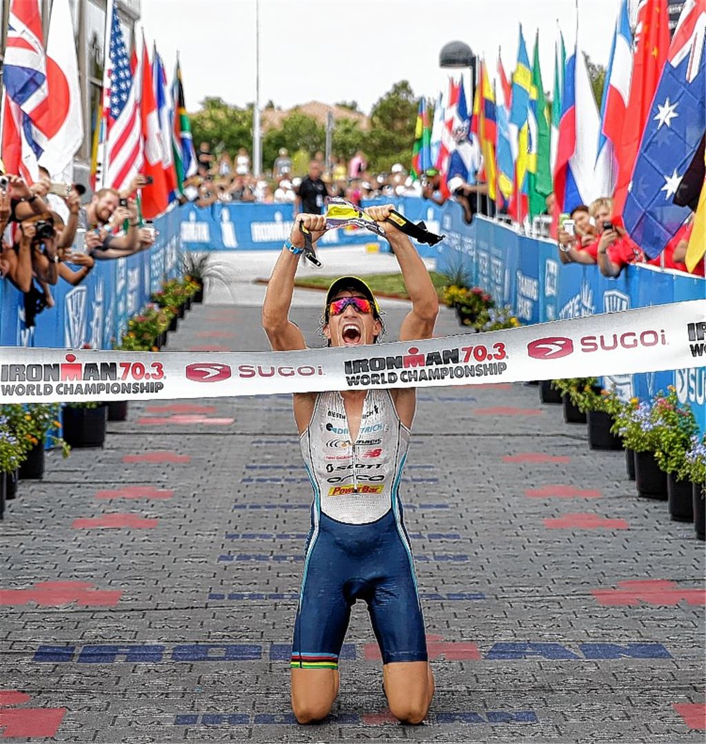 Dritter 70.3-Doppelweltmeister der Triathlon-Geschichte: Sebastian Kienle fällt vor dem Zielbanner auf die Knie Foto: AP