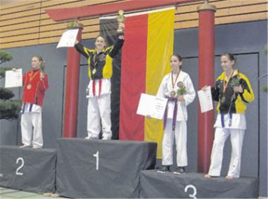 Dritter DM-Triumph in Folge: Anna Miggos jubelt auf dem höchsten Podest, ganz rechts freut sich Christin Braun über Bronze. Foto: privat