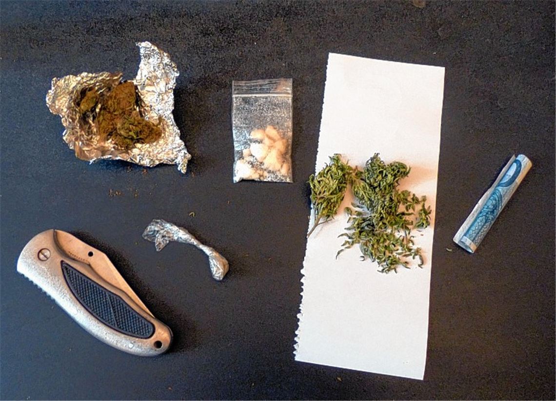 Drogen und Waffen werden bei einer Razzia in einer Disco in Pforzheim sichergestellt.