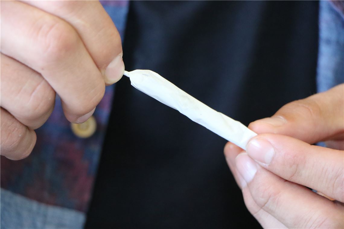 911_0008_69212_md_Joint_Haschisch_Marihuana_Cannabis_Han