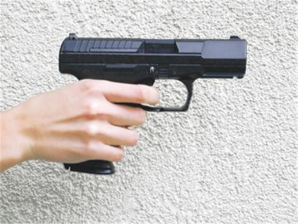 Drohkulisse: Bei ihrem Überfall auf den 45-Jährigen benutzen die drei Täter täuschend echt wirkende Nachbildungen, genauer: drei identische Softair-Waffen.
Foto: privat