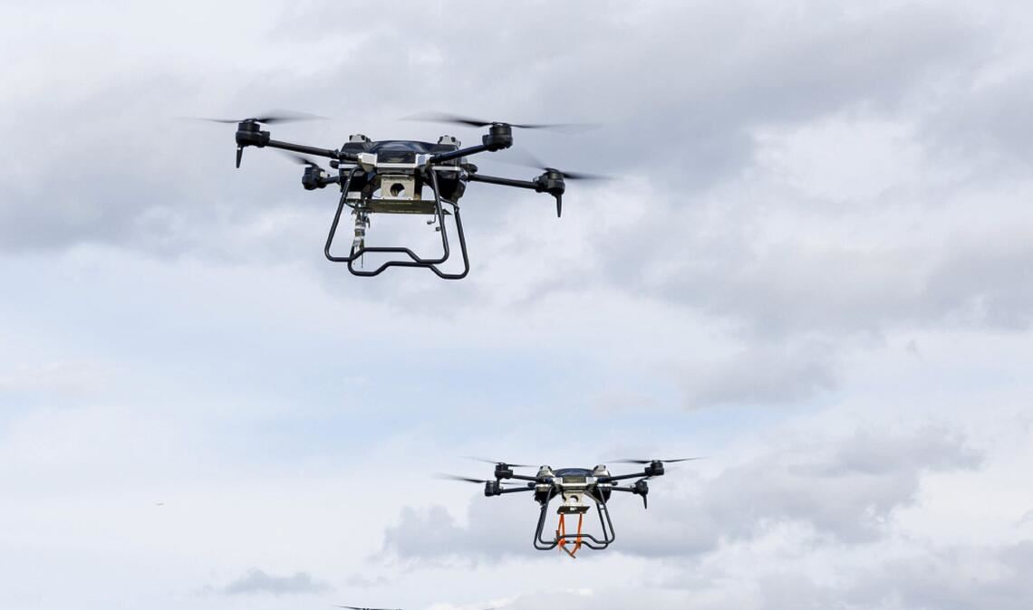 Drohnen am Himmel während des Besuchs des russischen Verteidigungsministers Schoigu auf dem Übungsgelände des Moskauer Militärbezirks. (Archivbild)