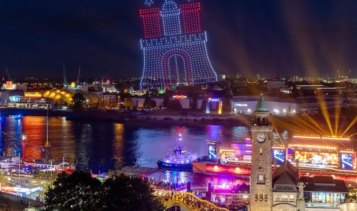 Drohnen bilden das Hamburger Stadtwappen als Motiv über der Elbe an den Landungsbrücken während einer Show zur Olympia-Kampagne des Hamburger Senats.