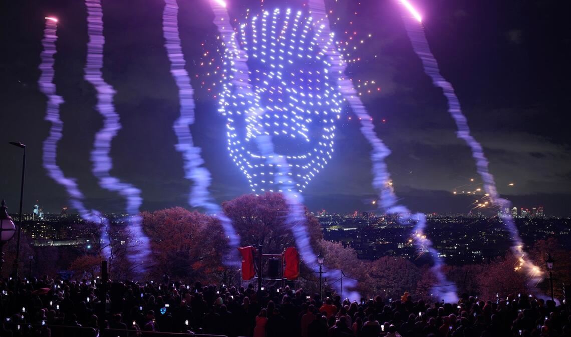 Drohnen fliegen über der Londoner Innenstadt, um Halloween zu feiern.