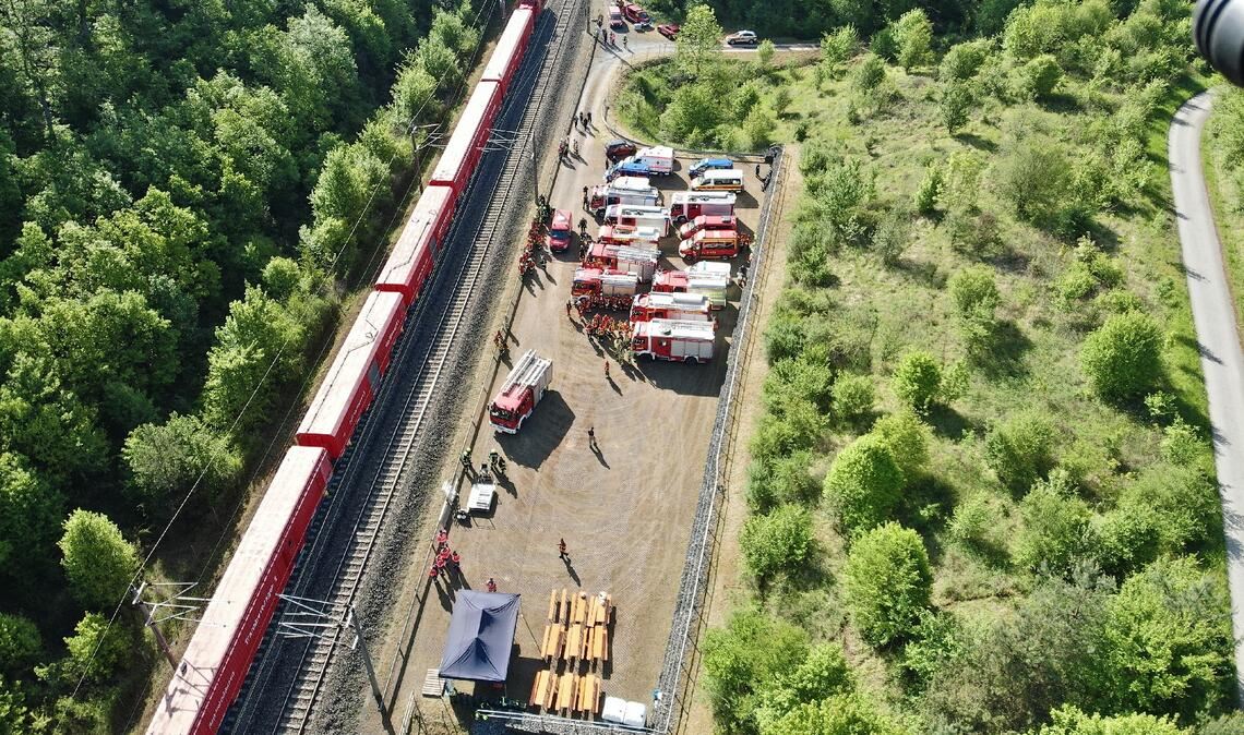 Drohnenaufnahme von der aufwendigen Übung entlang der Schnellfahrstrecke der Deutschen Bahn im Mai vergangenen Jahres. Foto: Fachgruppe Drohnen des Enzkreises