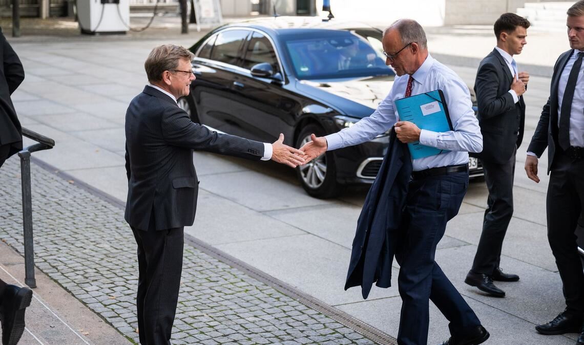 "Du mit Deinem starken Kompass" - bei der Botschafterkonferenz im Auswärtigen Amt lobt Kanzler Friedrich Merz Außenminister Johann Wadephul (beide CDU) in den höchsten Tönen.