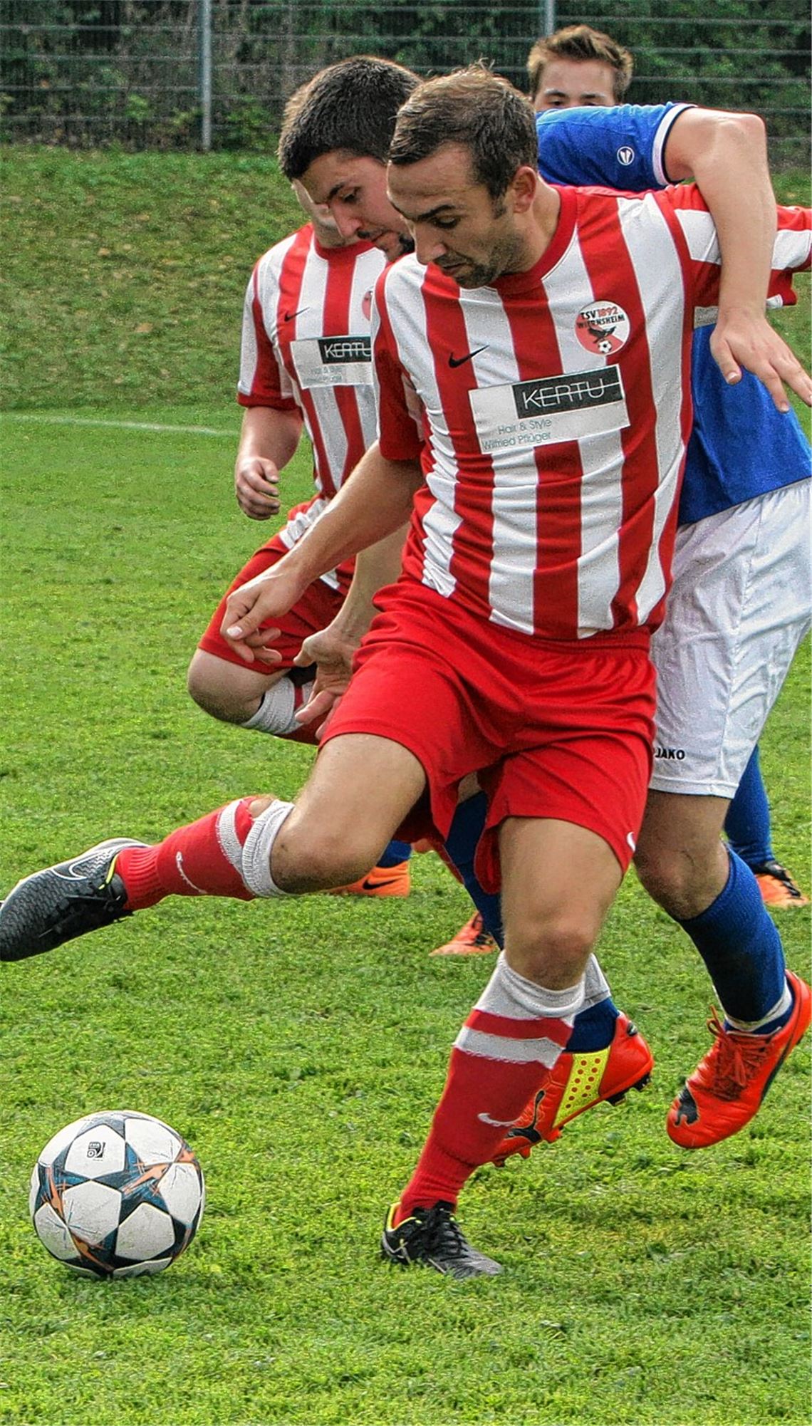 Duell auf Tuchfühlung: Wiernsheim (in Rot-Weiß) hat dank einer starken ersten Halbzeit gegen Mühlhausen das bessere Ende und bleibt Tabellenführer.