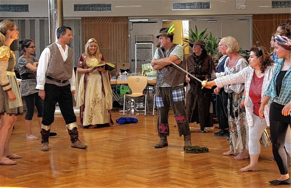 Duell der Räuber-Chefs Mattis (Marcus Kalkofen; li.) und Borka (Karlheinz Müller). Ronja (Sara Cevik; 2.v.li.) verfolgt das Geschehen. Zu Beginn des Stücks herrscht Freude über die Geburt der Stammhalterin, die Glatzen-Per (Hasan Özer; Bild oben li.) gar nicht mehr hergeben möchte. Regisseur Ralf Puhane ist mit seinen Akteuren zufrieden – auch mit den noch nicht kostümierten Graugnomen.