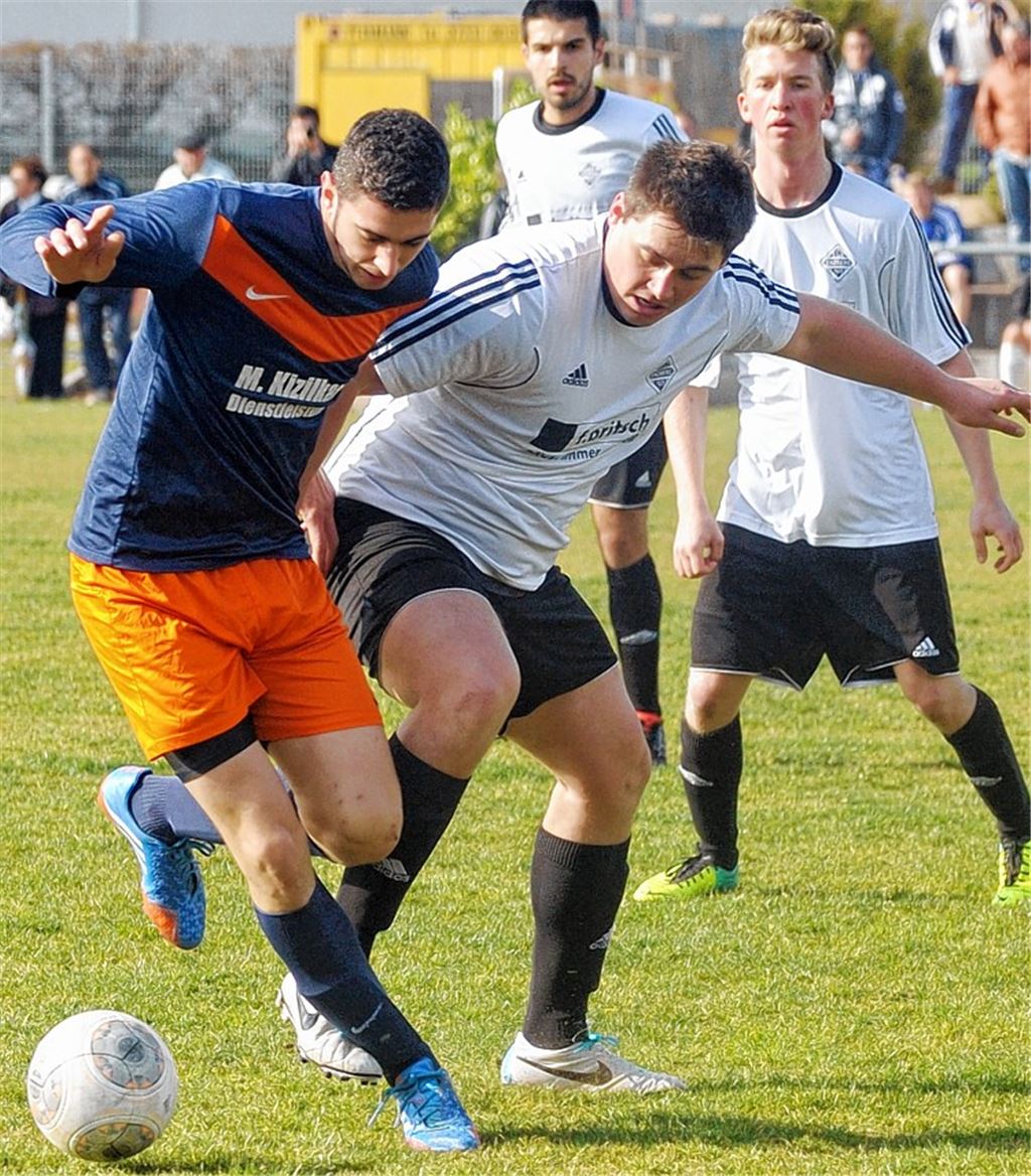 Duell der Tabellennachbarn: Viktoria Enzberg (weiße Trikots) muss den FV Knittlingen in der Tabelle vorbeiziehen lassen. Foto: Fotomoment