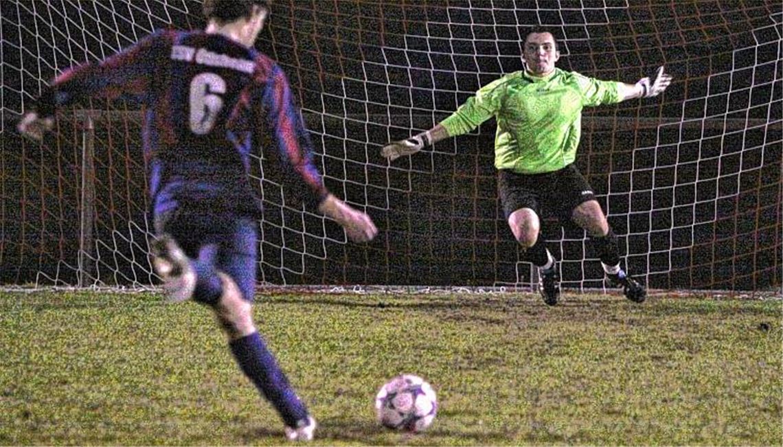 Duell vom Elfmeterpunkt: Jens Leicht (re.) ahnt die Ecke, pariert den Schuss von Fabian Steiner und wird dadurch für die SG Ölbronn-Dürrn zum Matchwinner. Foto: Eigner