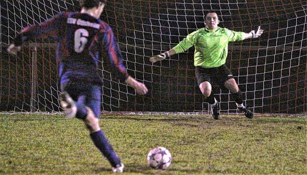 Duell vom Elfmeterpunkt: Jens Leicht (re.) ahnt die Ecke, pariert den Schuss von Fabian Steiner und wird dadurch für die SG Ölbronn-Dürrn zum Matchwinner. Foto: Eigner