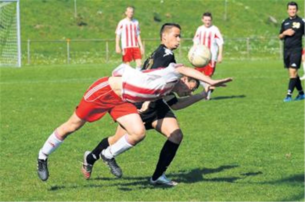 Duell zweier Aufstiegskandidaten: Zumindest in der ersten Halbzeit wird das Spiel dem Anspruch der beiden Kontrahenten gerecht, die mit viel Tempo und Einsatz zu Werke gehen. 
Foto: Fotomoment