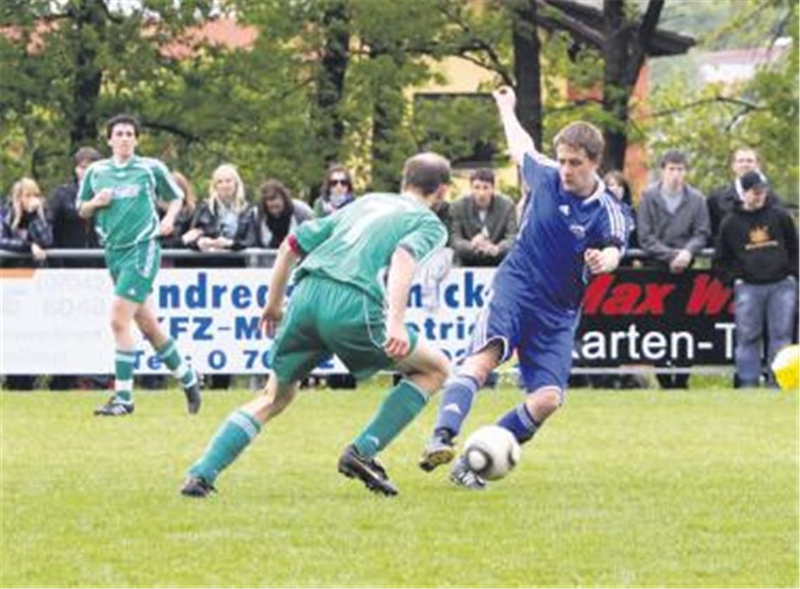 Duell zweier Klubs in der sportlichen Krise: Erst nach dem Seitenwechsel nehmen Illingen (blau) und Iptingen mehr Tempo auf. Foto: Eigner