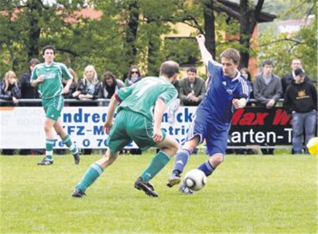 Duell zweier Klubs in der sportlichen Krise: Erst nach dem Seitenwechsel nehmen Illingen (blau) und Iptingen mehr Tempo auf. Foto: Eigner