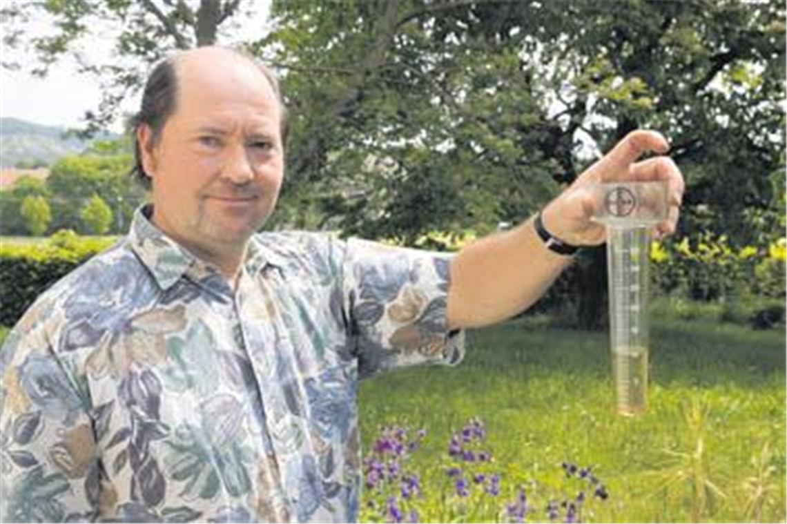 Dürftiger Ertrag: Landwirt Jürgen Halbich aus Ötisheim wartet wie alle Kollegen dringend auf Regen  doch die Schauer der vergangenen Tage sind nur ein Tropfen auf den heißen Stein. 
Foto: Franz