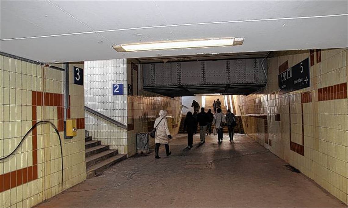 Düster und schmuddelig: Die Fußgängerunterführung am Bahnhof bräuchte dringend eine Sanierung und optische Auffrischung. Doch die große Frage ist: Wer soll das bezahlen? 