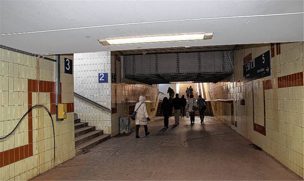 Düster und schmuddelig: Die Fußgängerunterführung am Bahnhof bräuchte dringend eine Sanierung und optische Auffrischung. Doch die große Frage ist: Wer soll das bezahlen? 