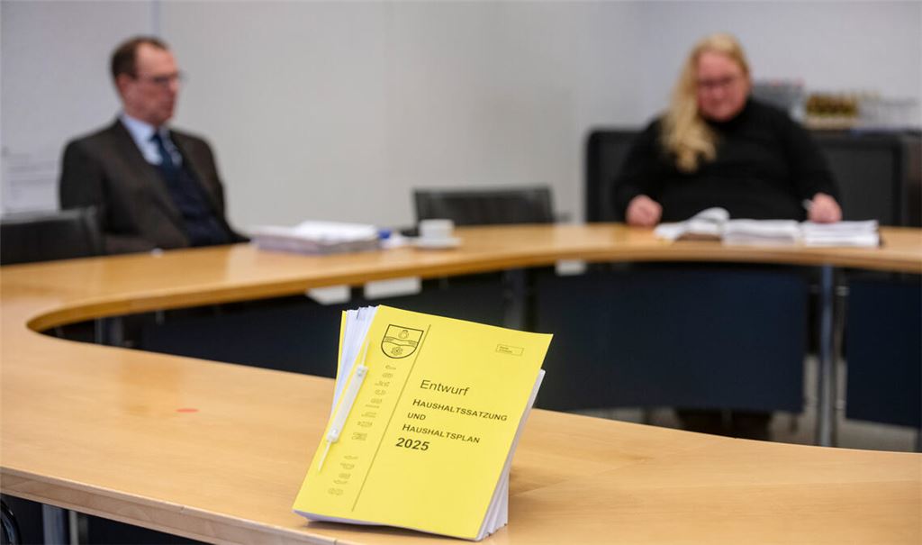 Düstere Zeiten für Oberbürgermeister Frank Schneider und Stadtkämmerin Martina Rapp: Der Haushaltsplanentwurf für 2025 zeugt von der dramatischen Lage. Foto: Fotomoment