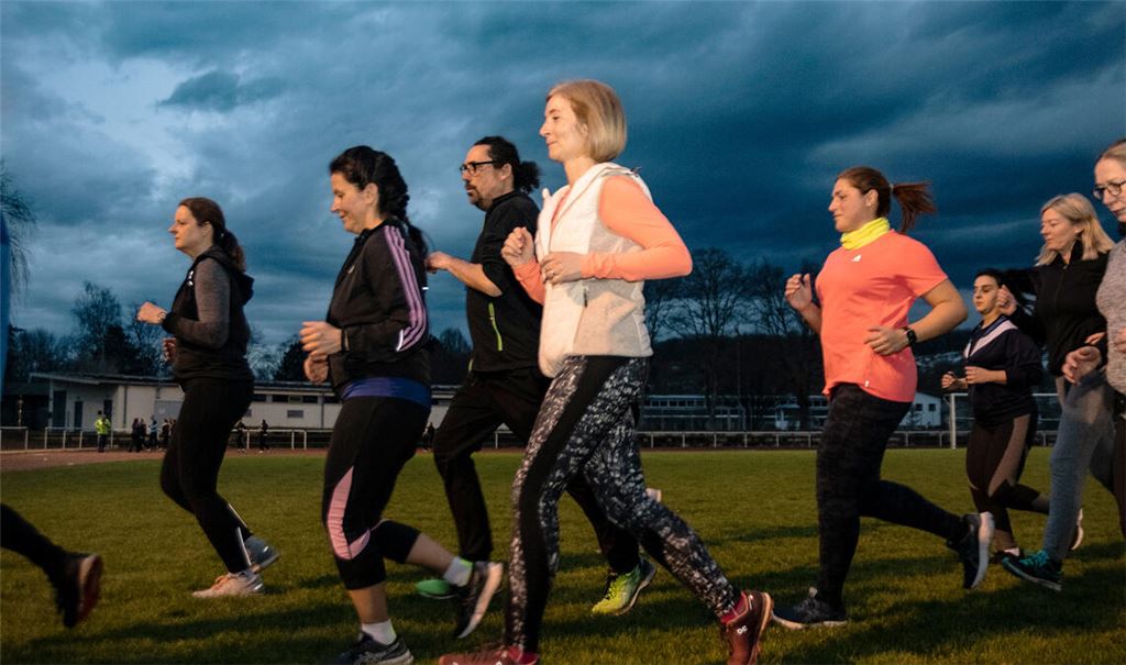 Dunkle Wolken am Himmel: Die erste Gruppe hat noch Glück, die zweite wird beim Start von Laufend fit vom Gewitter voll erwischt. Fotos: Fotomoment