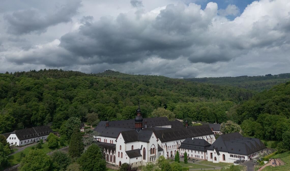 Dunkle Wolken können heute Gewitter und Starkregen bringen.