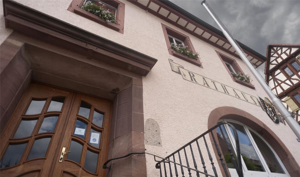 Dunkle Wolken über dem Wiernsheimer Rathaus: Der Haushalt der Gemeinde, der am Mittwoch verabschiedet werden soll, weist ein Minus von rund zwei Millionen Euro aus. Foto: Archiv