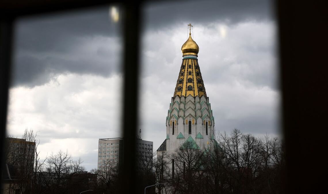 Dunkle Wolken und Schauer bestimmen den Wochenbeginn. (Symbolbild)