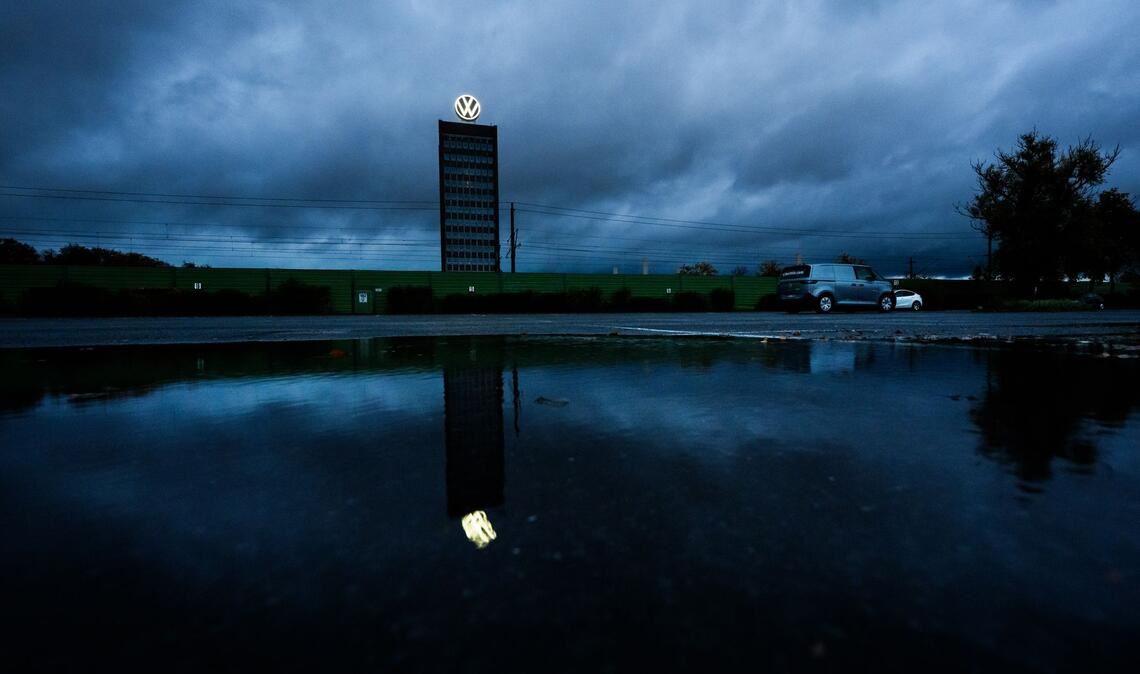 Dunkle Wolken ziehen über das Markenhochhaus von Volkswagen auf dem Gelände vom VW Stammwerk in Wolfsburg hinweg.