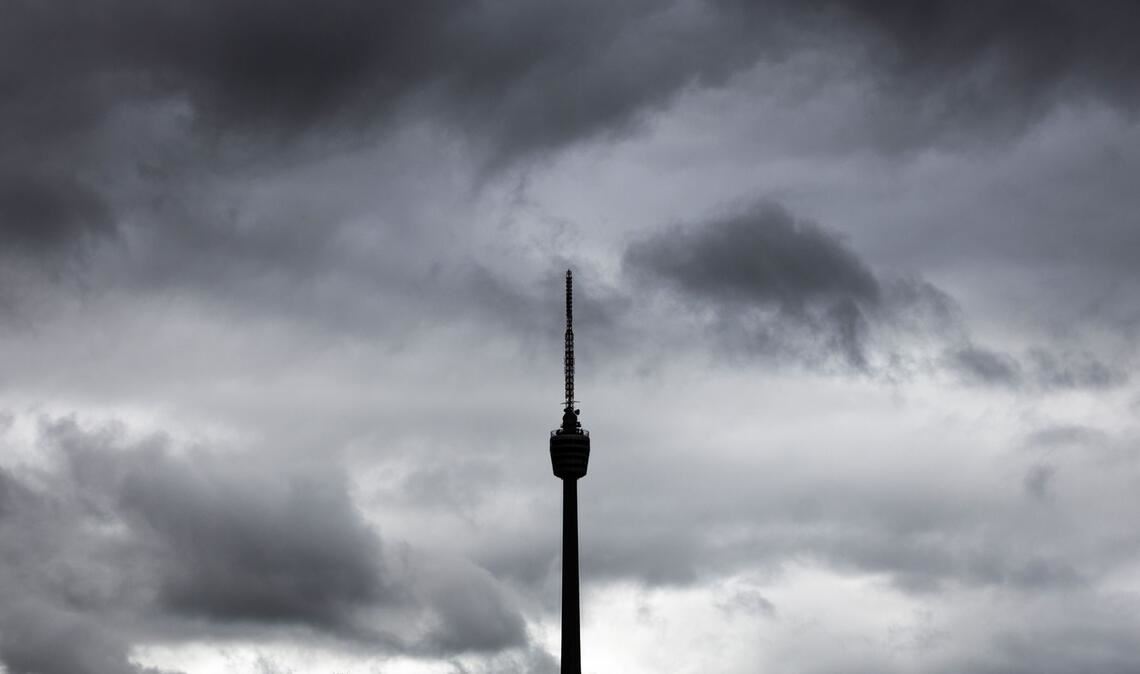 Dunkle Wolken ziehen über den Stuttgarter Fernsehturm hinweg (Symbolbild).