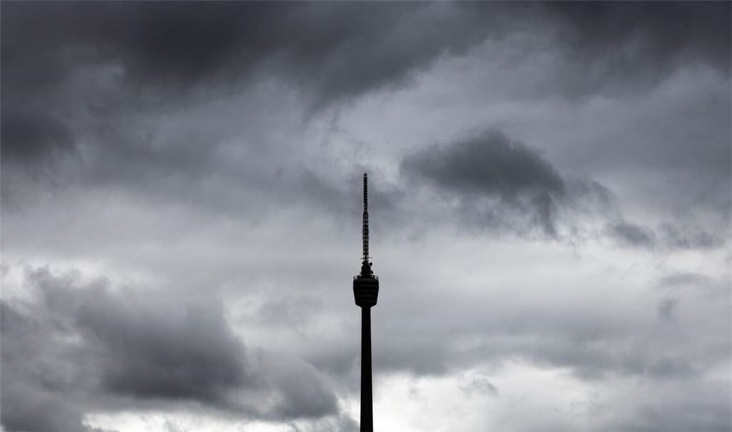 Dunkle Wolken ziehen über den Stuttgarter Fernsehturm hinweg (Symbolbild).