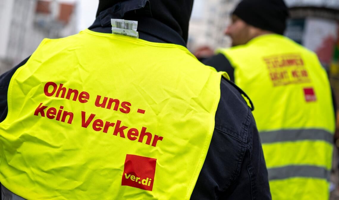 Durch den Nahverkehrsstreik in München ist die Anreise zum Pokal-Hit des FC Bayern gegen RB Leipzig erschwert.