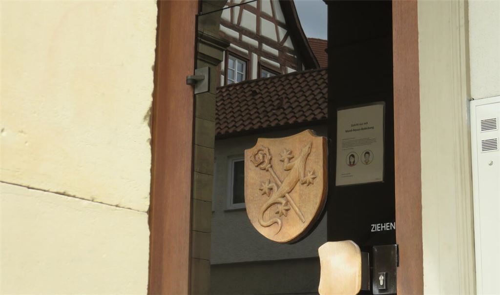 Durch den Ötisheimer Rathauseingang geht schon bald eine neue Kämmerin. Foto: Archiv