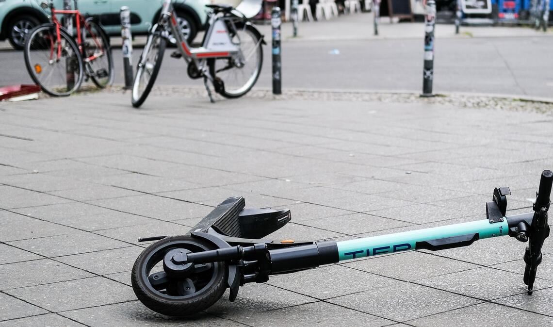 Durch die Einführung der Halterhaftung sollen die Flottenbetreiber von Elektrokleinstfahrzeugen zur Kasse geben werden, wenn Unfallkosten entstehen. (Symbolbild)