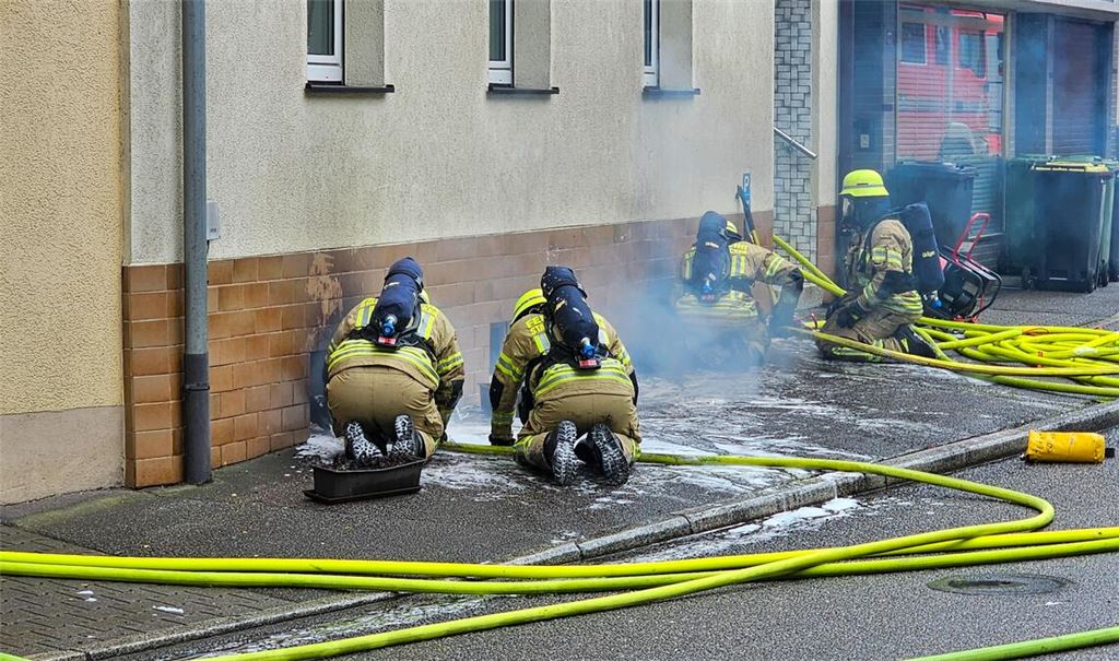 Durch die Kellerfenster bekämpft die Feuerwehr den Brand in Enzberg. Foto: EinsatzReport24