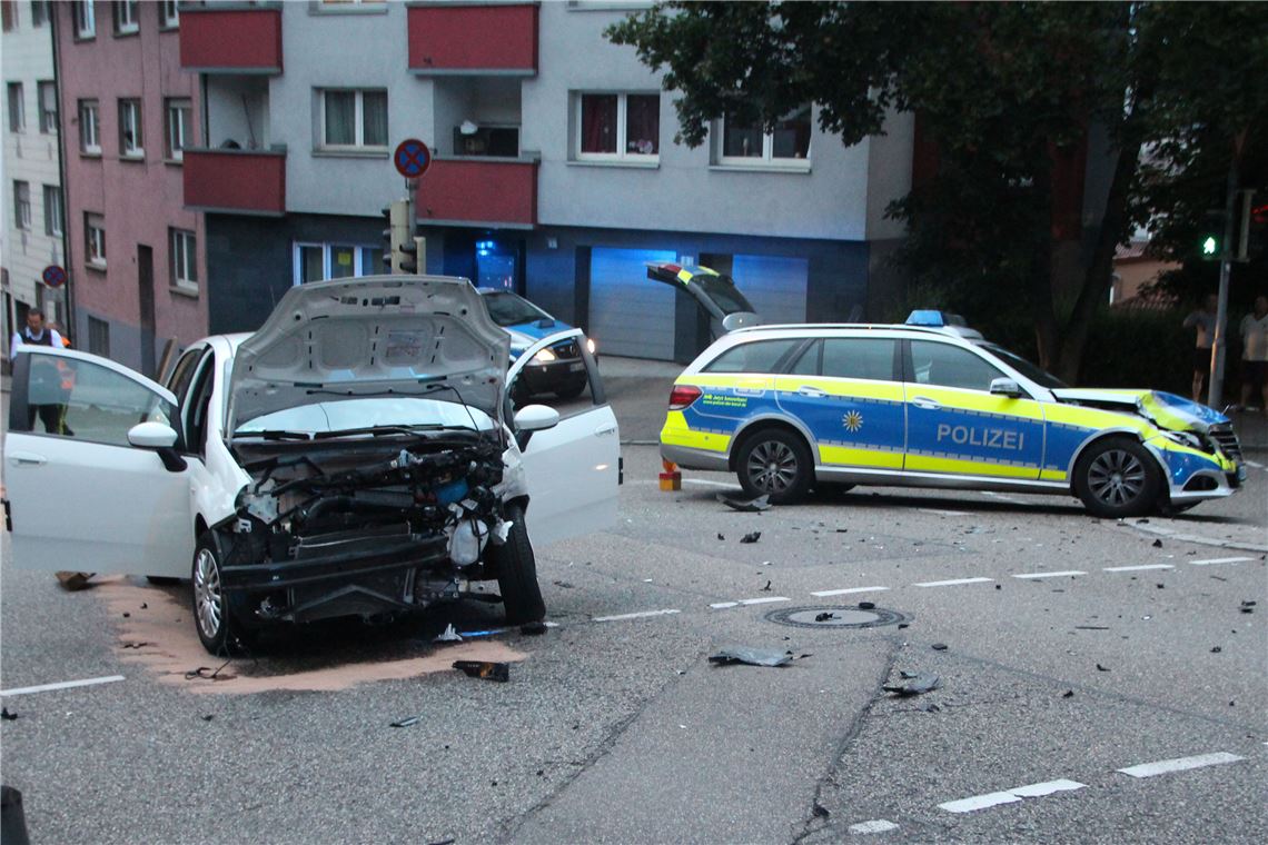 910_0008_112520_fix_Unfall_mit_Polizeiauto