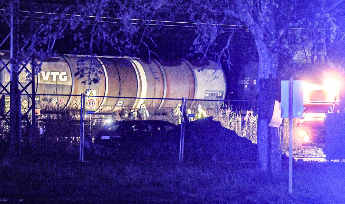 Durch die Oberleitung, die sich über den Waggon zieht, fließen rund 15000 Volt. Sie töten den Jugendlichen, der auf den Kesselwagen geklettert ist. Fotos: Myroshnichenko