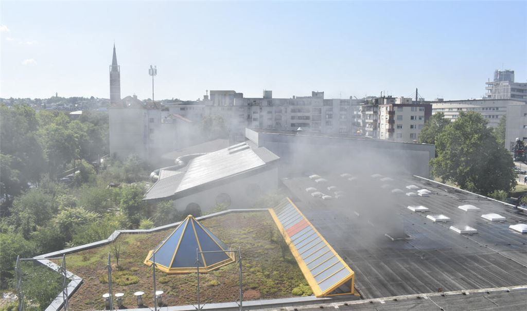 Durch die geschmolzenen Lichtkuppeln entweicht Qualm ins Freie. Foto: Myroshnichenko