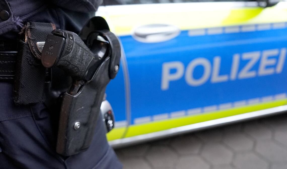 Durch die schnelle Hilfe von Polizei und Passanten konnte die Frau vor dem Ertrinken gerettet werden. (Symbolbild)