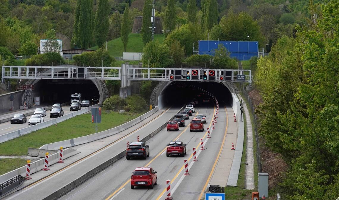 Durch die weitere Fahrspur sollen die Staus beim Einfädeln vor dem Tunnelportal und damit auch die Unfallgefahr reduziert werden.