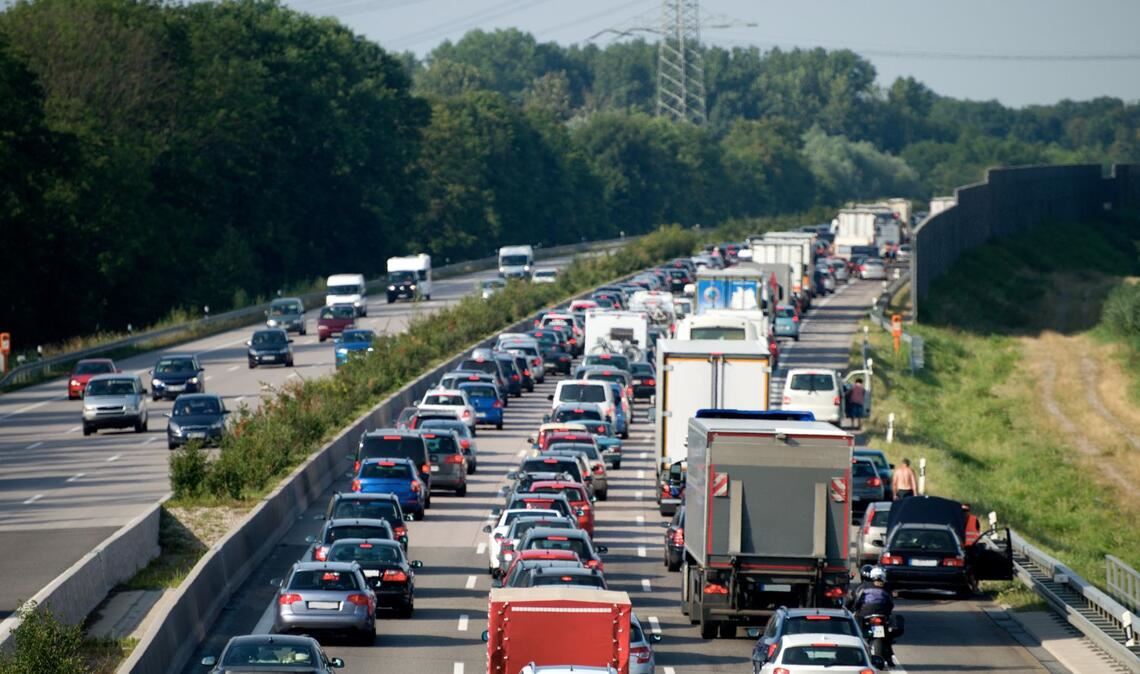 Durch eine Vollsperrung herrscht Stau auf einer Autobahn. (symbolfoto)