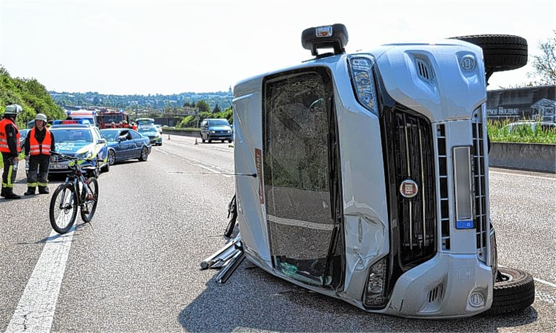 Wohnmobil kippt auf der Autobahn um